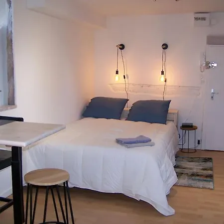 Rennes: 4 Couchages, Proche Commerces, Bus. *