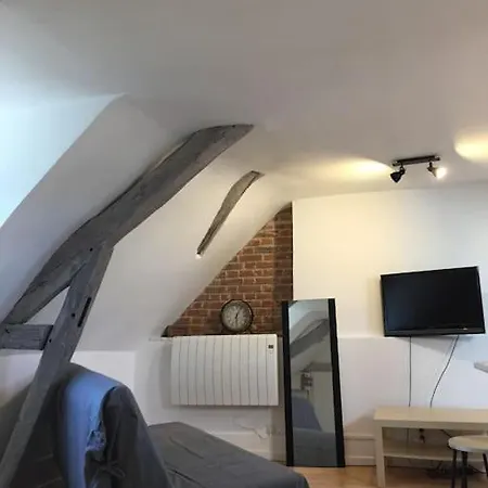 Rennes: 4 Couchages, Proche Commerces, Bus. Lägenhet